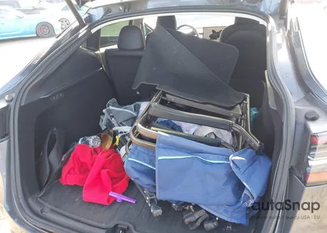 2023 Tesla Model Y Awd/Long Range Dual Motor All-Wheel Drive z USA, uszkodzony, nr VIN 7SAYGDEE2PF896326